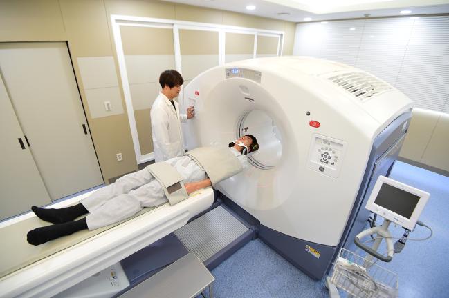 국방부는 14일 발표한 2020-2024 국방중기계획을 통해 군 병원을 특성화·효율화해 국민 눈높이에 맞도록 군 의료체계를 개선하겠다고 밝혔다. 사진은 국군수도병원 핵의학과에서 환자가 PET/CT 검사를 받는 모습.  조종원 기자