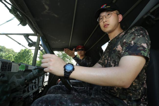 지난 12일 육군종합군수학교 2수송교육연대 영내 정밀 주행코스에서 교육생들이 방향전환 교육을 받고 있다. 부대는 올여름 뜨겁게 타오르는 태양과 차량이 내뿜는 열기 속에서도 정예 운전병 양성을 위해 혼신의 힘을 다하고 있다.  