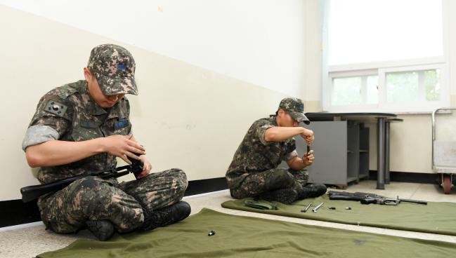 공군18전투비행단이 지난 14일 실시한 총기 분해·결합 경연대회에서 장병들이 K-2 소총을 분해·결합하고 있다. 
 사진 제공=김동범 중사