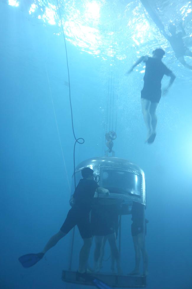경남 창원시 진해구 해양의학지원소 비상탈출훈련장에서 해군잠수함사령부 비상탈출훈련이 진행 중인 가운데 잠수함 승조원들이 다이빙 벨(Diving Bell)을 이용한 맨몸 탈출 훈련을 하고 있다.   부대 제공