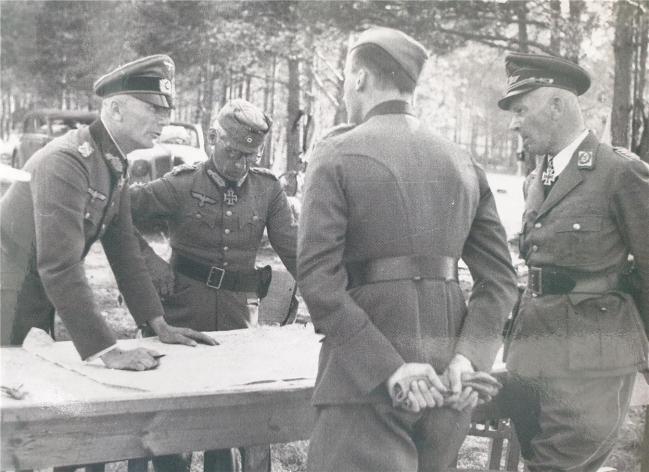 헤르만 호트(왼쪽 둘째)가 작전 토의 중인 모습. 그는 저서 『기갑작전: 제3기갑집단과 1941년 하계 독일군 지휘에 대한 작전적 사고』에서 독일군의 실패 원인과 기갑부대 운용방안을 객관적인 시각에서 제시했다.  필자 제공