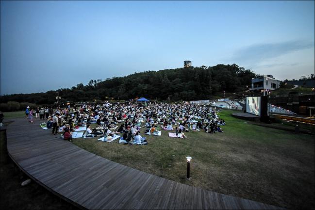지난해 서울 강북구 꿈의숲 창포원에서 진행된 ‘꿈의숲 시네마’ 행사 전경. 참가자들이 돗자리에 앉아 영화를 관람하고 있다.