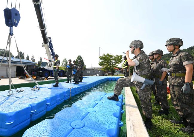 해군2함대 공병대대가 19일 실시한 항만피해복구훈련에서 긴급복구팀 요원들이 크레인 등 중장비를 활용해 피폭된 항만을 복구하고 있다.  사진 제공=최호진 중사