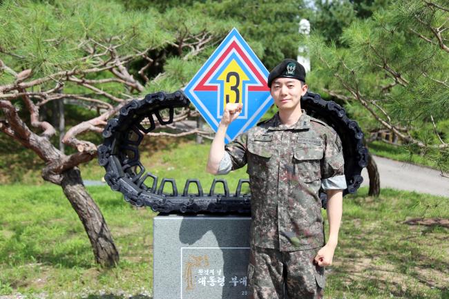 휴가 중 국제선 비행기에서 외국인을 구조한 육군3기갑여단 장윤혁(대위) 군의관. 
 사진 제공=오형승 일병