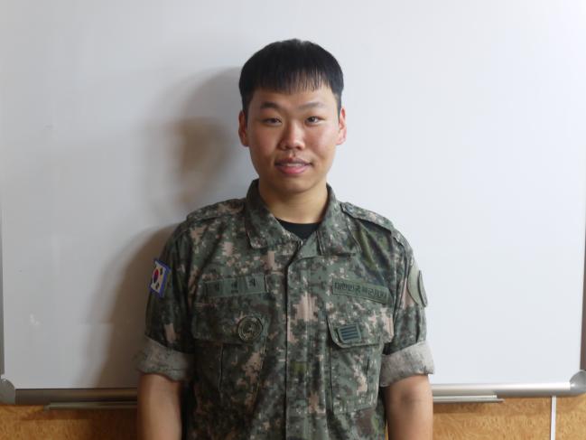 부상 당한 주민에게 평소 부대에서 숙달한 지혈법으로 도움을 준 육군5사단 통일대대 김대희 병장.  부대 제공