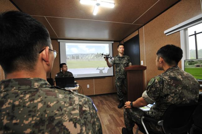 육군이 드론 전사 양성에 박차를 가하기 위해 올해 전반기에 7개의 지역 드론 교육센터를 개소했고 후반기가 시작되는 1일부터 본격적인 운용에 들어간다고 밝혔다. 사진은 수도방위사령부 드론 교육센터에서 장병들이 드론 조종 이론교육을 받는 모습. 육군 제공
