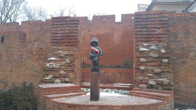 바르샤바 구시가지 입구에 세워진, 바르샤바 봉기에 참가한 소년병 동상.