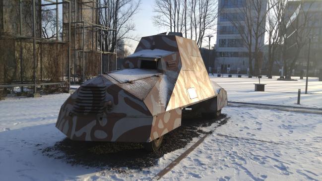 바르샤바 봉기 당시 시민들이 차량에 철판을 덧씌워 만든 장갑차.
