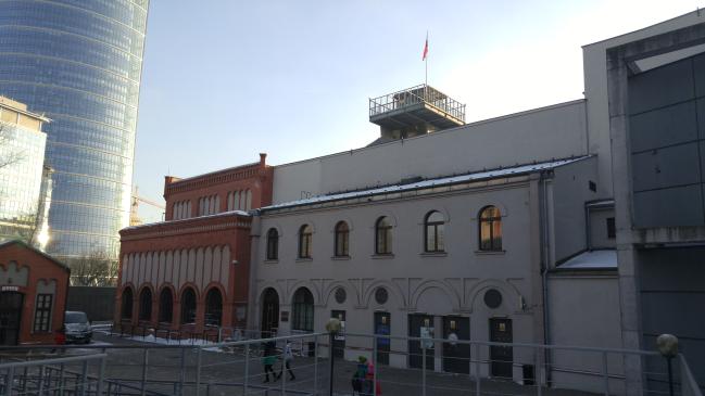 매일 수많은 시민들이 몰려드는 바르샤바 봉기박물관 전경.