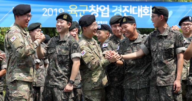 20일 대전 KT&G 인재개발원에서 열린 ‘2019 육군 창업경진대회’에서 참가 장병들이 손을 맞잡으며 선의의 경쟁을 다짐하고 있다. 육군이 21일까지 진행하는 이번 대회는 청년 장병들에게 전역 후 창업 기회를 부여하고, 생산적인 군 복무 여건을 만들고자 마련됐다.    대전=조종원 기자