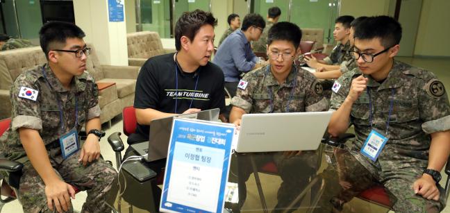 20일 ‘2019 육군 창업경진대회’ 참가 장병들이 멘토로부터 창업 멘토링을 받고 있다. 대전=조종원 기자