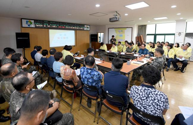 20일 경남 창원시 진해구 덕산동 주민센터에서 열린 동 통합방위지원본부 운용 시범식 교육에서 민·관·군·경 참석자들이 안보교육을 듣고 있다.  부대 제공