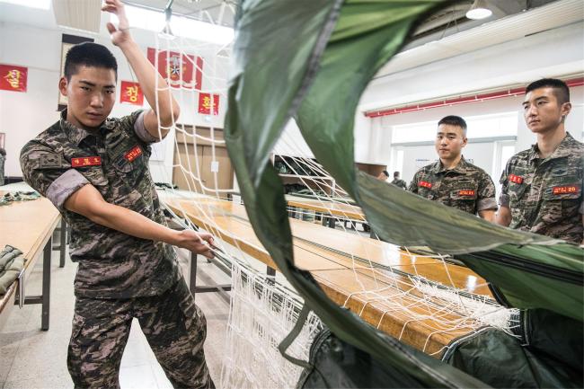 해병대 교육훈련단 51차 낙하산 포장·정비 교육생이 주낙하산 펴기를 실습하고 있다.  부대 제공