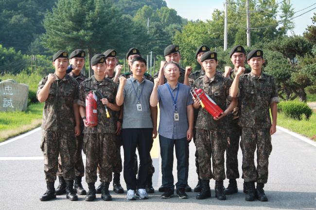 지난 19일 영외 진료를 받고 복귀하던 중 트레일러 화재 상황을 발견하고 신속한 초기진압과 침착한 대응으로 대형사고를 막아낸 육군탄약지원사령부 7탄약창 장병들. 
 부대 제공