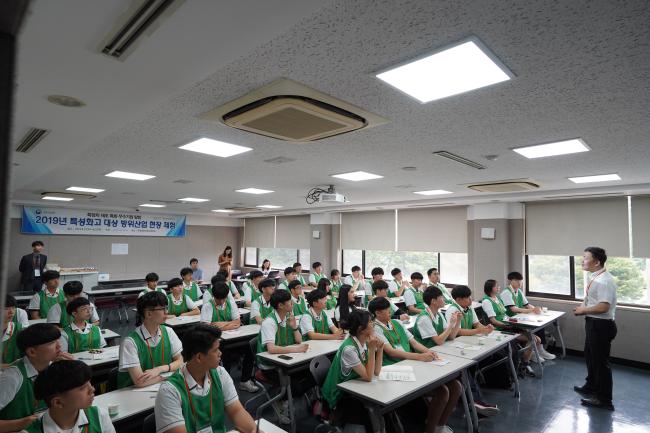 방위사업청이 21일 진행한 현장체험 교육에서 특성화고 학생들이 강사의 강연을 듣고 있다.  방사청 제공