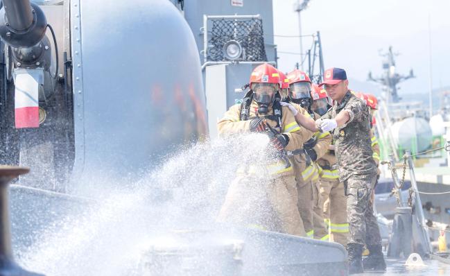 해군1함대 속초함 승조원들이 21일 함정에서 손상통제훈련의 하나로 화재 진압 훈련을 하고 있다. 사진 제공=강병천 중사