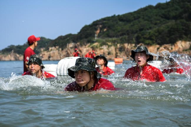 해병대 전 부대는 이달 말까지 각 부대별 전투수영훈련을 실시하고 있다. 지난 20일 연평도 구리동 해상교장에서 연평부대 장병들이 훈련을 펼치고 있다.  해병대 제공