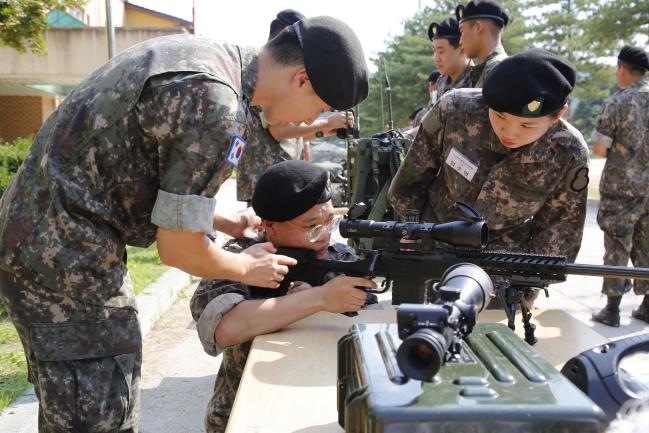 지난 19일부터 22일까지 육군8사단 두코대대가 진행한 병영체험훈련에 참가한 신한대학교 사이버드론봇군사학과 학생들이 훈련 첫날 전투 장비 및 물자 소개 교육 중 K14 저격 소총 조작법을 배우고 있다.  부대 제공
