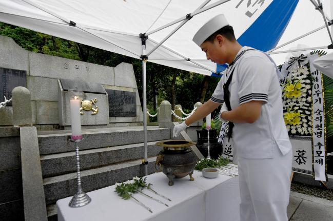 22일 구 여좌검문소 순직비 앞에서 열린 제40주기 순직헌병 추모 행사에서 헌병전대 장병이 헌화 및 분향을 하고 있다.  
 사진 제공=김찬미 하사