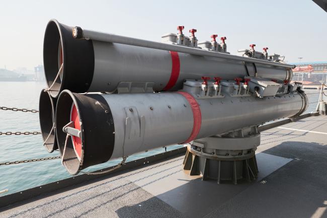 경어뢰: 근거리 잠수함을 공격하는 무기로 운용되고 있으며 3연장 어뢰발사관이 2대 탑재되어 있음.