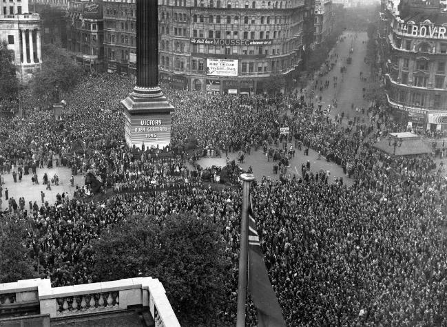 1945년 제2차 세계대전 승전 후 트라팔가르 광장에 나와 승리의 기쁨을 나누고 있는 런던 시민들의 모습.  사진=standard.co.uk
