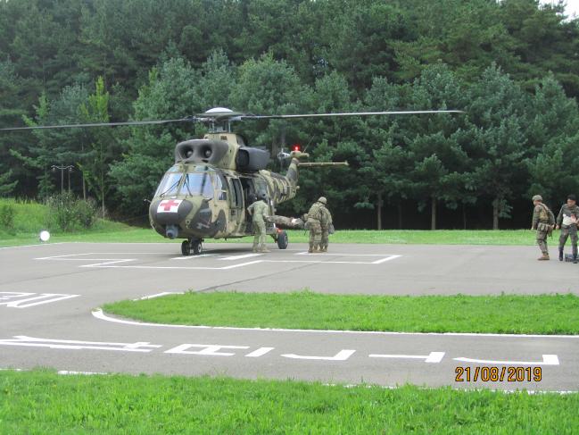 국군의무사와 미 65의무여단 장병들이 지난 21일 진행된 연합 의무지원 실제 훈련에서 환자를 헬기로 옮기고 있다.  의무사 제공