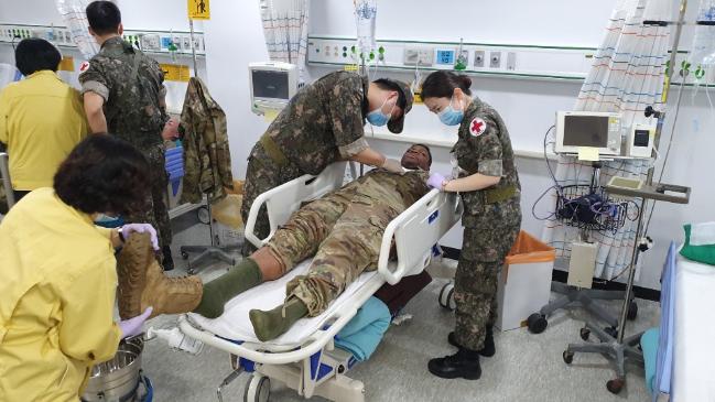한미 장병들이 연합 의무지원 실제 훈련에서 후송된 환자를 처치하고 있다.  의무사 제공