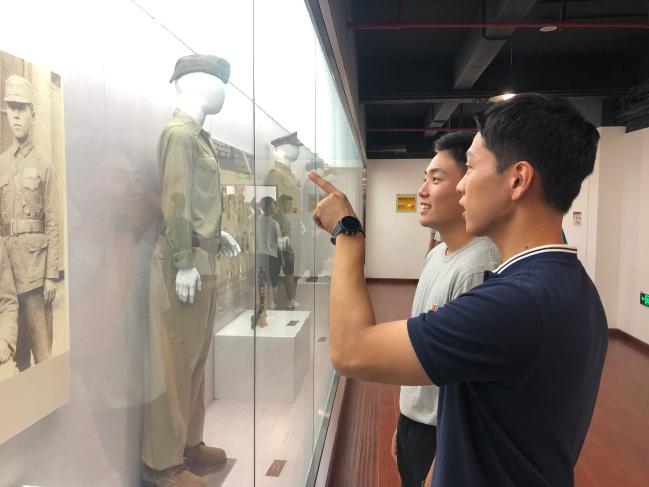 육사 3학년 생도들이 한국광복군 총사령부 2층에 마련된 전시관에서 게시된 사진물을 통해 한국광복군 창설 후 자체적으로 디자인한 군복을 살펴보고 있다. 