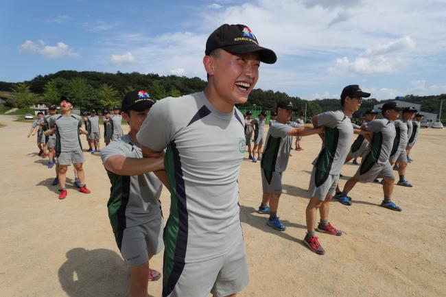 지난 23일 경기도 파주 육군1사단 장병들이 사단 ‘체력단련 준비운동 경연대회’에서 우승을 차지한 체력단련 준비운동 프로그램을 하고 있다. 사단은 ‘육군 전투임무 위주 체력단련(전투체력단련)’ 시행에 발맞춰 안전하고 효과적인 체력단련을 위해 준비활동을 활성화하는 다양한 노력을 기울이고 있다.  파주=조종원 기자