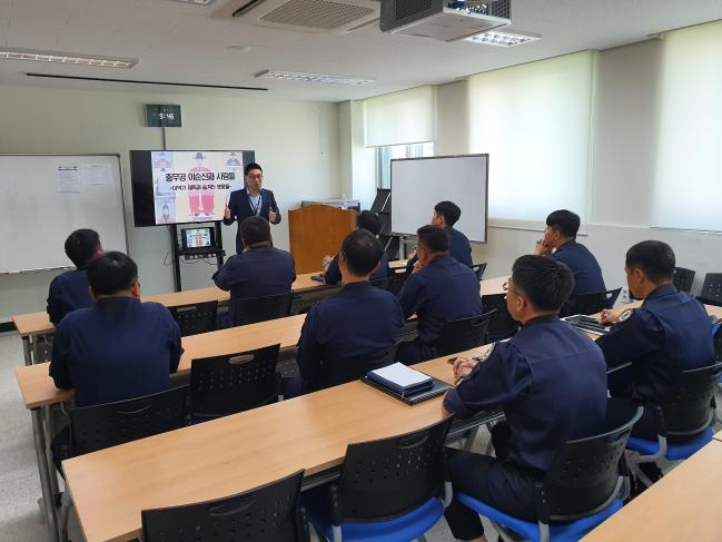 해군잠수함사령부 이억기함 교육장에서 해군리더십센터 양재영 교관이 승조원을 대상으로 ‘위대한 2인자 이억기 제독과 숨겨진 임진왜란 영웅들’을 주제로 강연하고 있다. 부대 제공