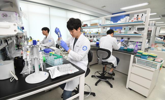 피씨엘㈜ 중앙연구소 연구원들이 다중암진단키트에 제품을 이용한 항원검사를 하고 있다. 
