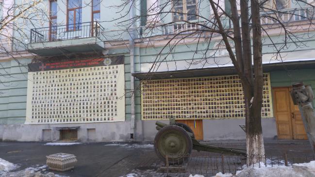키예프 군사박물관 입구. 크림전쟁 전사자들 사진과 땅에 꽂힌 러시아군 포탄(오른쪽 끝)이 방문객을 맞는다. 