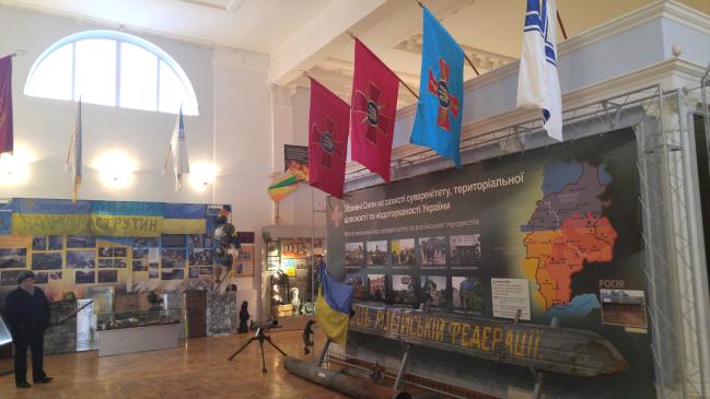 키예프 군사박물관 크림전쟁 전시실에 전시된 크림전쟁 참전부대 군기와 작전 상황도 및 자료 사진.
