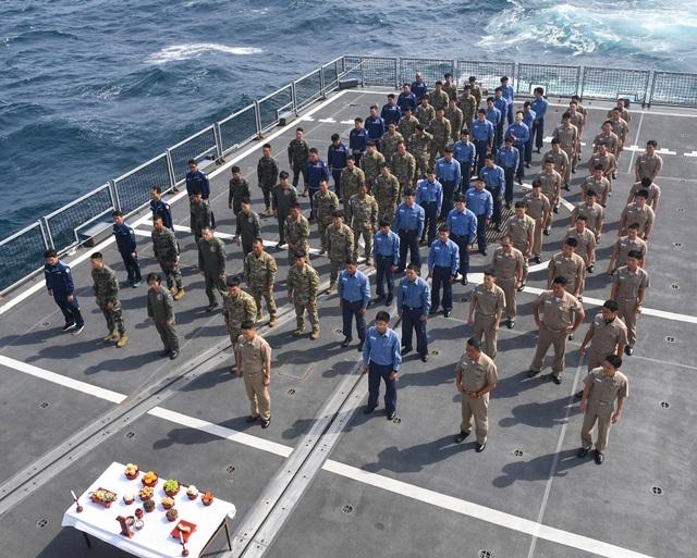 아덴만에서 임무수행 중인 청해부대원들이 함정 함미 갑판에서 합동차례를 지내고 있다. 부대 제공 