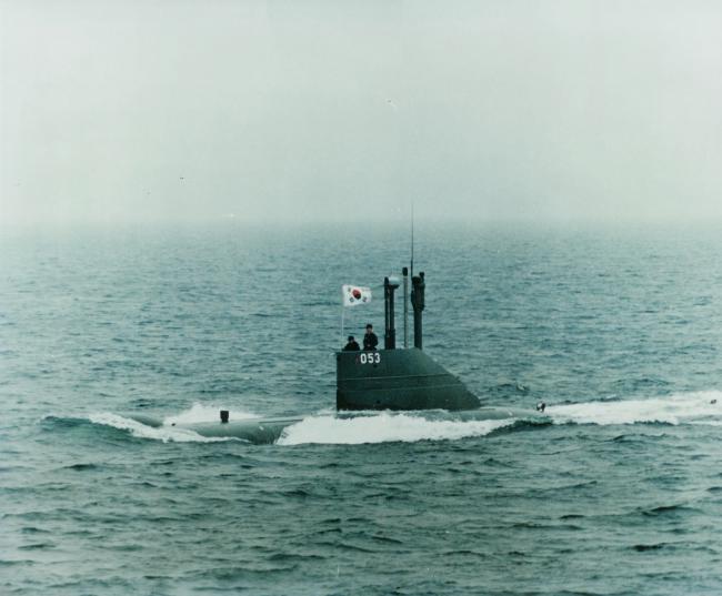 항해하고 있는 돌고래 053함.  해군잠수함사령부 제공
