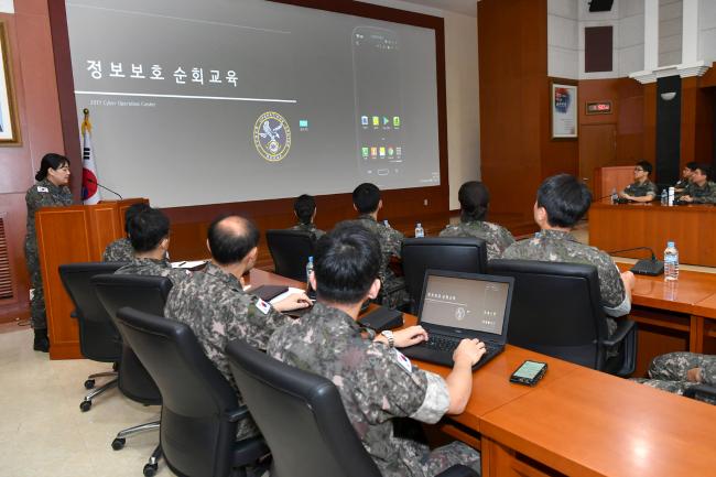 지난 10일 공군작전사령부 회의실에서 열린 사이버 보안교육에서 사이버작전센터 임정윤 소령이 사이버 위협에 대한 경각심을 고취하고 있다.   부대 제공