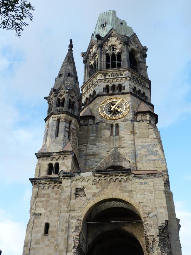 카이저 빌헬름 2세는 독일 통일의 업적을 이룬 자신의 할아버지 카이저 빌헬름 1세(1797~1888)를 기념하기 위해 빌헬름 기념교회를 지었다. 부서진 상태로 보존돼 ‘깨진 이’와 ‘썩은 이’라고 불린다. 독일인들은 이 교회를 통해 자신들이 일으킨 전쟁을 기억하고 있다. 사진=픽사베이.
