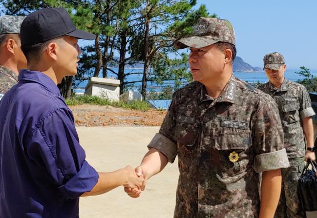 심승섭(오른쪽) 해군참모총장이 지난 13일 흑산도 전진기지를 방문해 군사대비태세를 점검하며 장병들을 격려하고 있다.  해군 제공