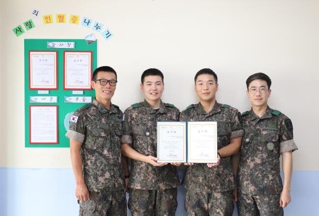 육군훈련소 계백연대 1교육대 장병들이 헌혈증 200장 기증 후 한국백혈병소아암협회로 받은 감사장을 들어보이며 기념사진을 찍고 있다. 부대 제공