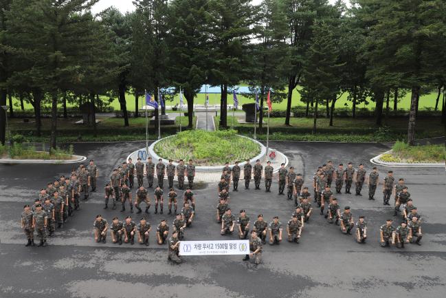 육군동원전력사령부 예하 66사단 군수지원대대 장병들이 ‘차량 무사고 1500일 달성’을 기념해 사진을 찍고 있다.   부대 제공