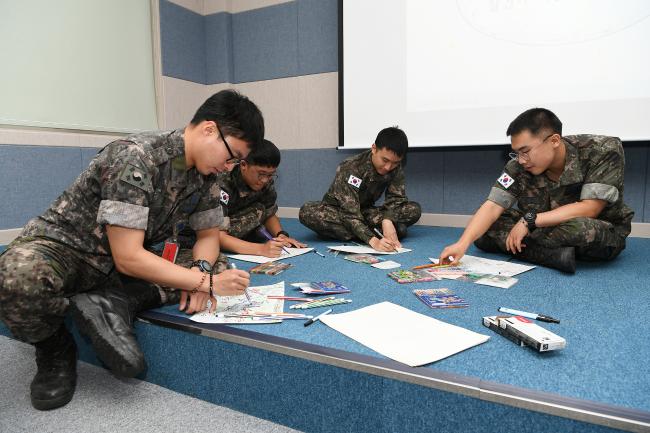 공군3방공유도탄여단 장병들이 16일 독서코칭 프로그램에 참여해 그림으로 알아보는 심리 활동을 하고 있다.  부대 제공