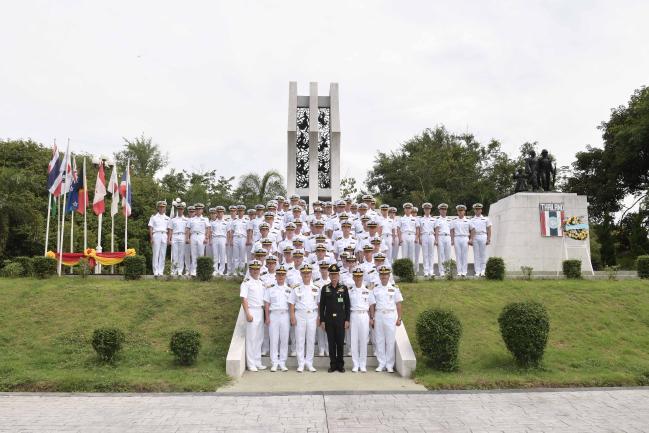 2019 대한민국 해군순항훈련전단 장병들이 지난 14일 태국 사타힙항 인근 6·25전쟁 참전기념비를 참배한 뒤 태국군 관계자와 기념사진을 찍고 있다. 
 부대 제공 