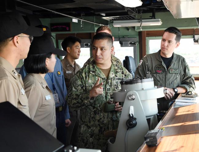 17일 해군2함대 충북함에서 미 해군7함대 위관 장교 해상훈련 체험이 진행되는 가운데 토니 호(Tony Ho·오른쪽 둘째) 중위가 한국 해군의 전투체계에 대해 질문하고 있다.   사진 제공=최호진 중사