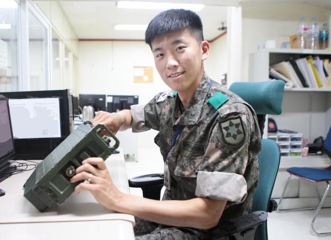 해수욕장에서 30대 남성을 구조한 육군12사단  조영환대대 유지성 중사.  부대 제공 