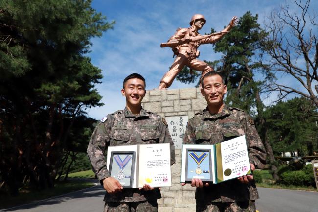 육군6군단 청명대대 김동균(오른쪽) 준위와 배상영 대위.  부대 제공 