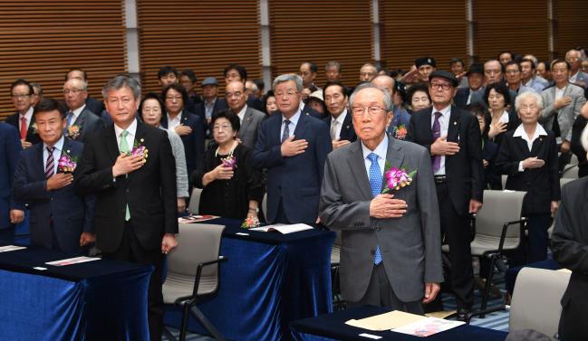 17일 오전 서울 용산구 백범김구기념관 대회의실에서 열린 ‘한국광복군 창군 제79주년 기념식’에 참석한 김영관(앞줄 오른쪽) 한국광복군동지회장과 박삼득(앞줄 오른쪽 둘째)  국가보훈처장 등 참석 인사들이 국기에 대한 경례를 하고 있다.    조용학 기자