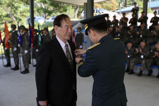 전 연세대 명예교수이자 6·25전쟁의 호국영웅인 이근엽(왼쪽) 옹이 18일 육군수도기계화보병사단에서 유기종 사단장으로부터 긴박한 전장 상황 탓에 받지 못했던 화랑무공훈장을 66년 만에 전달받고 있다.       부대 제공