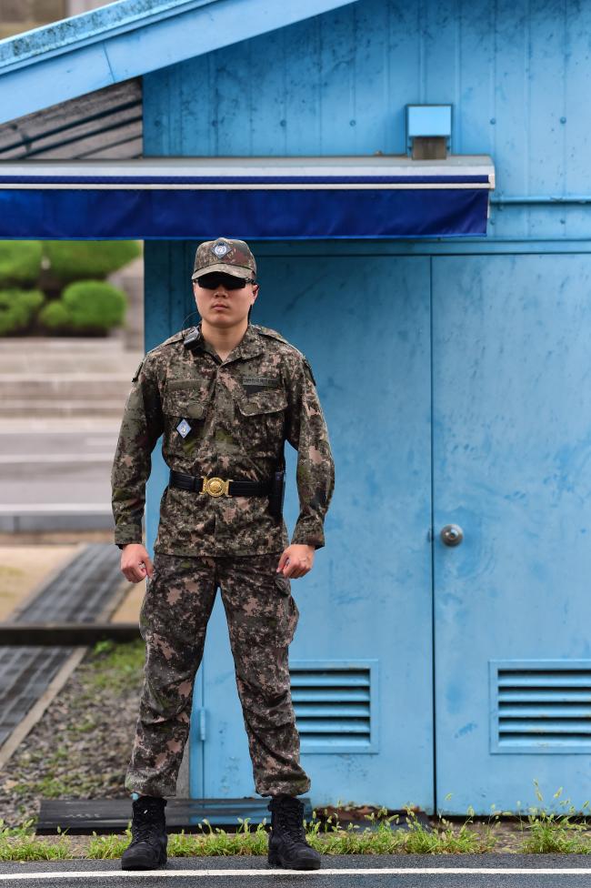 JSA 비무장화  남·북·유엔사가  9·19 군사합의에 따라 ‘남·북·유엔사 3자 협의체’를 구성, 지난해 10월 27일부로 JSA 비무장화 조치를 완료함에 따라 판문점 JSA 공동경비구역에서 JSA 한국군 경비대대원이 비무장 상태로 경계근무를 서고 있다. 