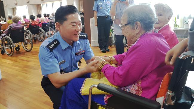 원인철(왼쪽) 공군참모총장이 19일 충남 논산시 사회복지시설 쌘뽈요양원을 방문해 어르신들과 이야기를 나누고 있다.  공군 제공