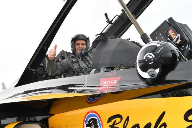 지난 20일 공군 블랙이글스 체험 비행에 나선 케네스 윌즈바흐(중장) 미7공군사령관이 국산 초음속 비행기 T-50B에 탑승해 기념사진을 찍고 있다.  사진 제공=김진호 준위